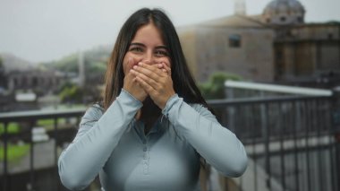 Roma 'daki genç kadın antik harabelere şaşırmış durumda. Heyecan ve neşe ifade ediyor, günlük giysiler giyiyor, modern seyahat duygularını yakalıyor..