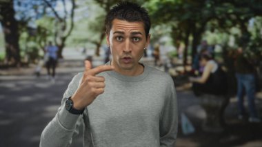 Erkek eli dışarıda gün ışığında ağaçların altında baş parmak hareketi gösteriyor; işten çıkarma onaylanmıyor.