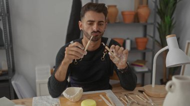 Stüdyoda kullanılabilecek ahşap kaplama elleri ile insan oyma aracı; konsantrasyon yaratıcılık zanaatkarlığı.