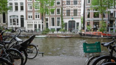 Bisikletler bulanık evler ve teknelerle dolu, Hollanda 'da kentsel bokeh sahnelerinin yer aldığı, sakin ve pitoresk bir ortam yakalayan amalı kanal boyunca çözüldü..