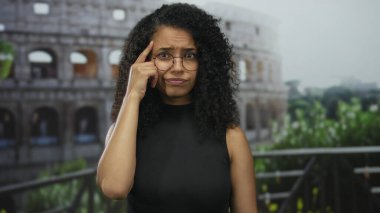 Roma Kolezyumu 'nun gündüz vakti sokak balkonunda yaptığı jestlerle genç İspanyol kadınlar parmak tokuşturuyor..