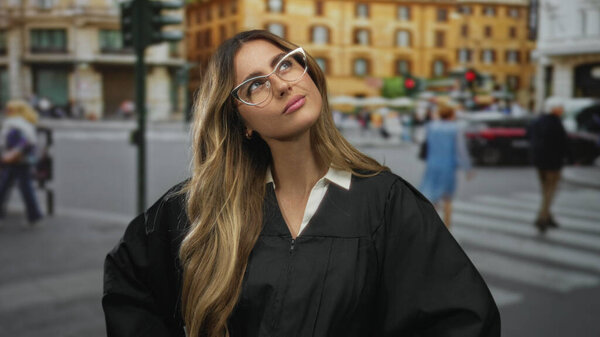 Судите женщину с пальцем на подбородке и вдумчивым взглядом на оживленный городской перекрёсток на городской площади; созерцание вдумчивости отражение интроспекции.