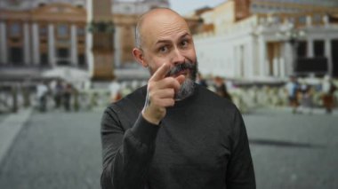 Aziz Peter Meydanı, Vatikan 'da sakallı ve dövmeli kel bir adam açık hava ortamında gözetleme yapıyor modernliği tarihi mimariyle harmanlıyor..