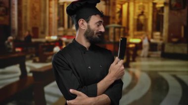 Katolik kilise ortamında satırı elinde tutan İspanyol asıllı şef aşçılık sanatını dini mimari ile harmanlıyor kültürel çeşitlilik ve yaratıcılık sergiliyor..