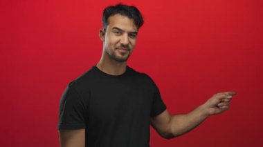 İzole edilmiş kırmızı bir arka plana karşı neşeli bir ifadeyle beni ara..