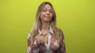 Nazik gülüşlü sarışın beyaz kadın stüdyoda parmak göğse, özgüven gururu..