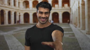 İnsan, tarihi bina avlusunda el sıkışmak için sağ elini uzatıyor. Sabah güneşinde yıkanan avluda. Arkadaşlık..