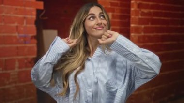 Kadın inşaat alanında kollarını kafasının arkasına uzatıyor; sabah rahatlama enerjisini güçlendiriyor.