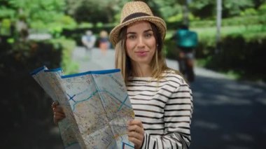 Haritayla parkı keşfeden genç bir kadın, sakin bir ortamda macera ve seyahat titreşimleri sergiliyor..