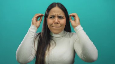 İzole edilmiş yeşil arka planda anlamlı jestleri olan beyaz bir kazak giyen, elleri ve yüz ifadeleriyle şaşkınlık ve şaşkınlık duyguları gösteren bir kadın..