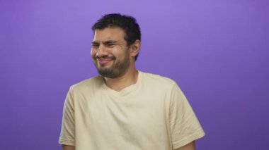 Stüdyoda reddedildiği için soluk yüzlü ve elleri kalkık, soluk tişörtlü İspanyol bir genç..