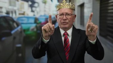 Takım elbiseli kıdemli bir adam işaret eder hayır parmakları kalabalık bir caddede.