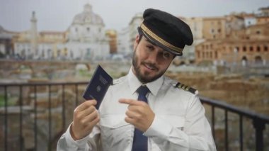 Pilot üniformalı genç adam, güneşli bir günde Roma harabelerinde Alman pasaportu taşıyor. Seyahat ve keşif ruhunu yakalıyor..