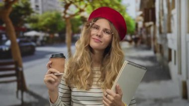 Sokak sarısı gözlüklü kadın kahvesi açık havada defter yazma şık bir şehir portresi oluşturmak için birleşiyor..