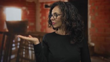 Kadın avuç içi açık ve işaret işareti tuğla iç inşaat sahasında; ret uyarısı reddediyor.