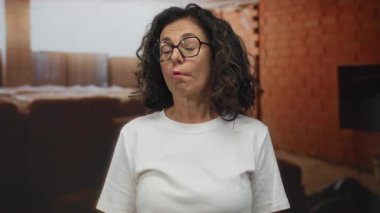 Kadın dudakları kapalı inşaat alanında komik ağız jesti yaparken büzüşmüştü; mizah oyunculuğu yaratıcılık eğlencesi.