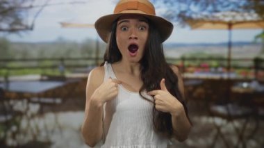 Açık ağızlı, güneşli restoran terasında göğüs göğüse gezen kadın şaşkınlık..