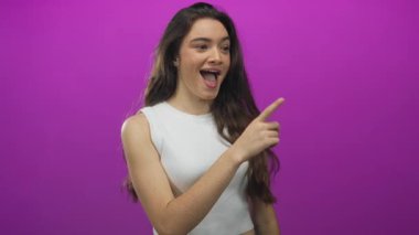 Mor stüdyoda sessiz kalmak için dudaklarına beyaz üst parmak takan genç İspanyol kadın..