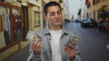 Amerika Birleşik Devletleri banknotlarını sayan genç bir adam, şehir merkezinde canlı bir şehir ortamında İspanyol etnik kökenini gözler önüne seriyor..