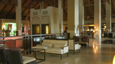 Bulanık otel lobisi, zarif bir oturma odası, yumuşak ışıklandırma ve bokeh etkisi lüks ve hoş bir ortam yaratıyor..