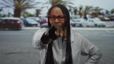 Gözlüklü kadın şehir sokaklarında öfkesini belli ediyor..