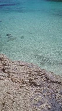 Mallorca 'da kristal berrak su ve kayalık kıyı manzarası, İspanya' da güzel bir sahil bölgesinde huzurlu bir kaçış hissi uyandırmak için mükemmel..