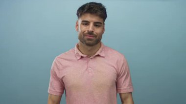 Erkekler stüdyoda çıplak ellerini çırpar açık mavi arka planda pembe polo ve kendine güvenen duruş giyerek; övgü desteği.