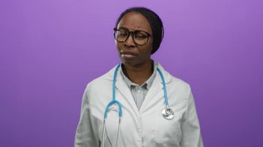 Doktor, gözlük takarken ve steteskopla canlı mor bir arkaplan karşısında hayal kırıklığını ifade ediyor. Orta parmaklarıyla işaret veriyor ve duygularını iletiyor..