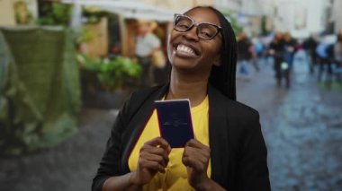 Avustralya pasaportuyla gülümseyen bir kadın şehir gezisi ve şehir keşifleri düzenliyor..