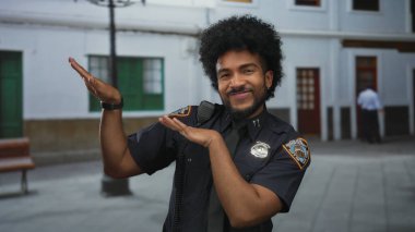 Polis üniformalı Afrikalı Amerikalı bir adam şehir sokaklarında mutlu bir şekilde dans ediyor, açık hava ortamında neşe ve toplum ilişkileri vurguluyor..