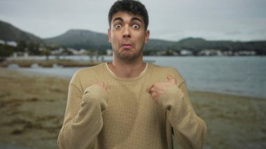 Erkek, arka planda parmak uçlarına basar ve genç Latin kökenli erkek hareketlerini gösterir..