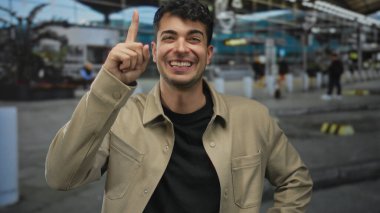 İspanyol ve genç erkek gezgin yoğun bir platformda seyrederken adam el ele bir istasyona doğru hareket ediyor..