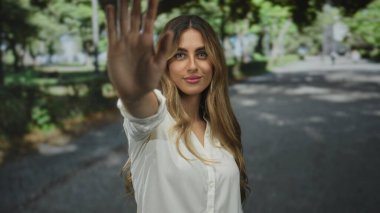 Kadın eli parkta jesti durdurur; sakin güven mahremiyet sınırı.