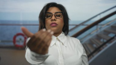 Okyanus zeminli lüks bir yolcu gemisine davetiye gönderen bir kadın.