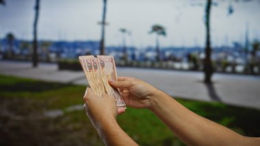 Uae dirhams 'ı elinde tutan adam, Uae' de iş ve finans sektörünü sergiliyor..