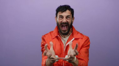 Hapishane tulumlu İspanyol bir adam mor bir arka plana kelepçeyle tutkulu bir şekilde el kol hareketi yapıyor. Hapsedilme duygusu ve adalet temalarını vurguluyor..