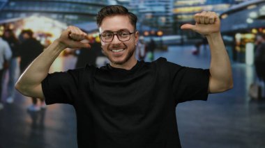 Sakallı genç bir adam, kentin hareketli bir caddesinde kendini göstererek, şehir modasını ve özgüvenini vurguluyor..