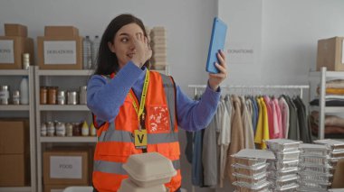 Bağış merkezinde gönüllü olarak çalışan bir kadın organize oda ortamında gönüllü olarak gönüllü olarak toplanıyor.