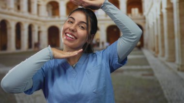 Güneşli eski şehir sokağında, tarihi taş kemerleriyle yüzünü çerçeveleyen kadın, yaratıcılık ilhamı neşe vizyonu.