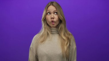 Dudakları büzüşmüş kadınlar balıkçı yaka kazak giyerek mor stüdyo kapanış portresi oturumunda; şakacı neşe kaprisli mizah.