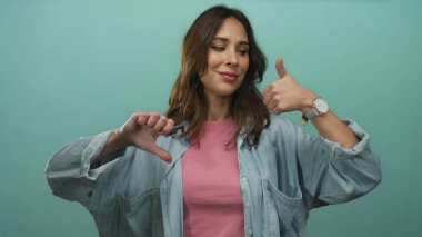 Değişik iletişim ve ruh hali kavramları sergileyen, canlı yeşil bir arka plana karşı karışık duygular besleyen bir kadın..