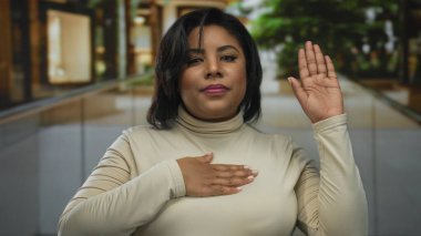 Yeminli bir jestle elini kaldıran bir kadın, kentin kalabalık bir bölgesinde kendine güven ve çeşitlilik göstererek yakalandı..