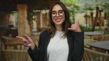 Gülümseyen kadın şehir merkezindeki restoran terasına işaret ederken beni ara..