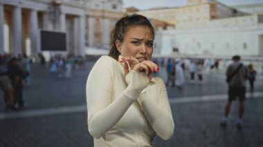 Genç İspanyol turist kadın kalkanları Vatikan San Pedro meydanında elleri ile karşı karşıya; korku.