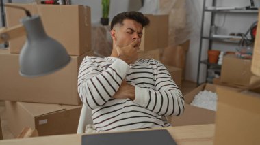 Genç adam yeni bir evde uyuyor. Etrafı kutularla çevrili. Sıradan çizgili bir gömlekle bir sandalyede dinleniyor..