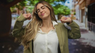 İş elbisesi giymiş bir kadın şehir merkezinde ağzını kapatırken esniyor. Sabah yorgunluğu rutini..