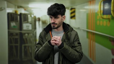 Bir yolcu teknesinde elini sıkan genç İspanyol bir adam soğuk ve loş bir koridorda iç gözlem hissini aktarıyor..