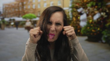 Sokak meydanında ağladığı için gözlerinin altına yumruk atan genç İspanyol kadın, alaycı hüzün melodramı..