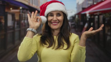 Genç İspanyol kadın çıplak elini terasta 