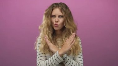 Stüdyodaki sarışının kolları çapraz durduğunda ciddi pembe inkâr sahnesi açıkça reddediliyor..